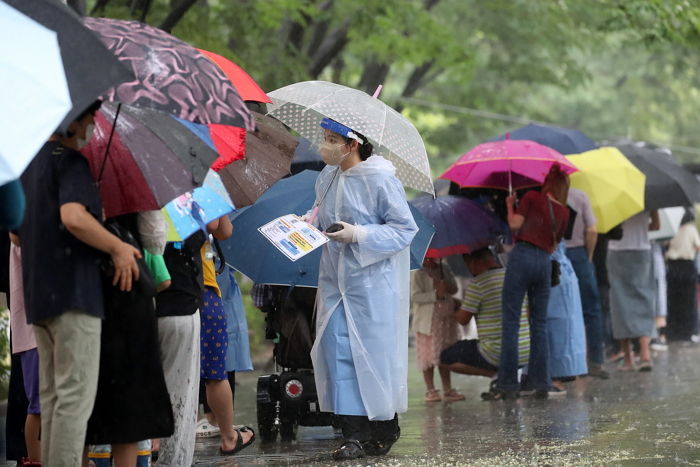 83일 만에 최다...어제(18일) 코로나19 신규 확진자 7만 3582명