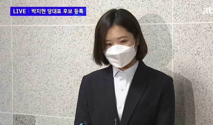 취재하러 모인 기자들 향해 식사 대접하고 싶다고 한 박지현 (영상)