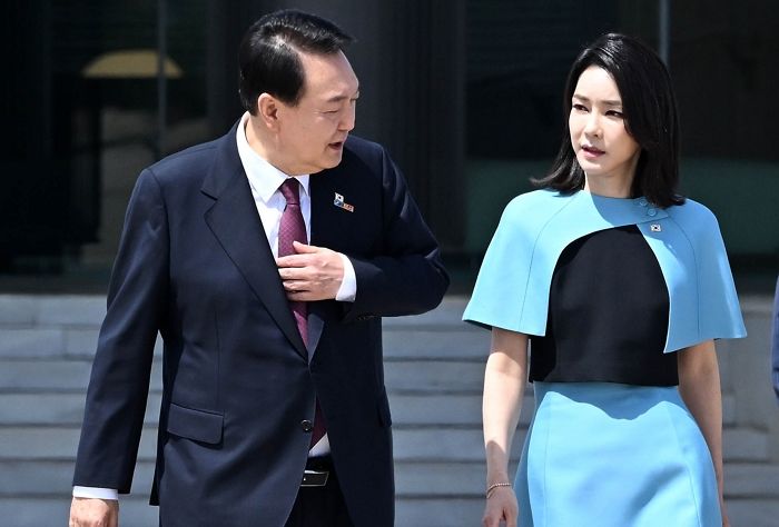 지지율 급락에 “윤 대통령과 김 여사 지켜라” 팬덤 결집 요구한 ‘건희사랑’ 팬클럽 회장