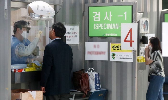 코로나 확진자 폭증에 임시선별검사소 다시 늘린다...“PCR 수요 증가”