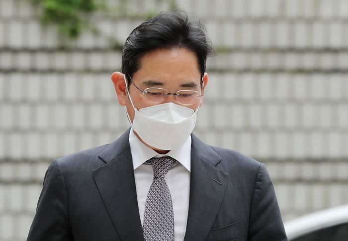 尹 대통령, ‘이재용 사면’ 질문에 “일절 언급 안하는 게 원칙”