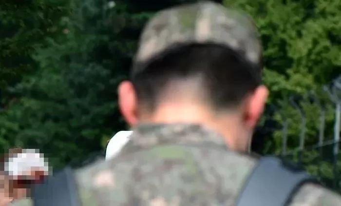 격리된 병사가 밥 더달라 하자 “x같은 x끼” 욕하고 멍들 때까지 때린 부사관들