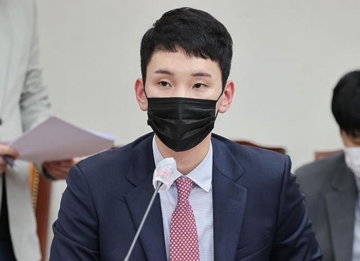 ‘1인 시위’ 고민정 저격한 국힘 대변인 “누가 보면 본인은 공채로 청와대 대변인 된 줄 알겠다”