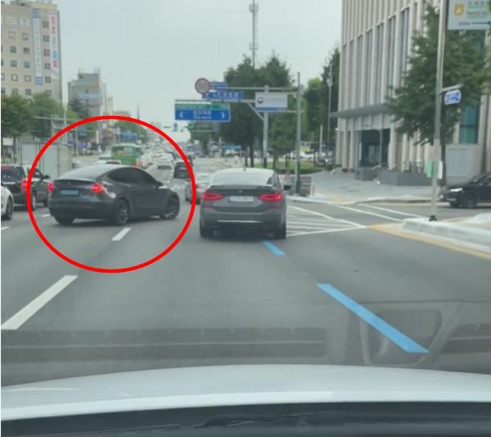 테슬라 운전자가 무개념인 줄 알았는데 알고 보니 앞에 숨어 ‘민폐 운전’하고 있던 모닝 (영상)
