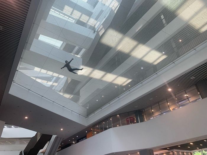 중앙대 건물에 설치된 추락 방지 그물망 위에 등장한 ‘스파이더맨 빌런’