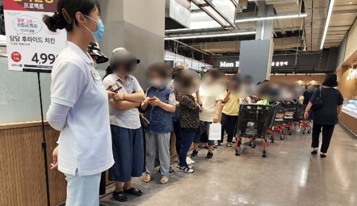 치킨값 3만원까지 치솟자 4990원 마트 치킨 사러 ‘오픈런’하는 시민들