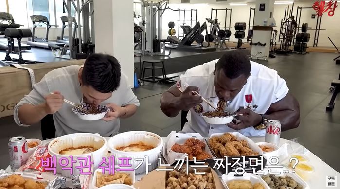 ‘한국식 짜장면’ 맛보고 극락 간 백악관 셰프(?)의 찐반응 (영상)