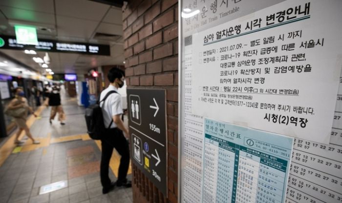 “노인들 어떡하라고”...서울 지하철역 ‘인쇄식 열차 시간표’ 없앤다