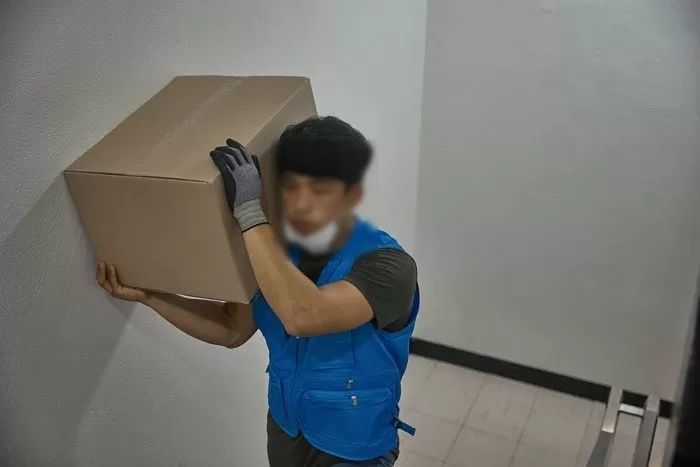 “내 남친 변호사야”...택배기사에게 배송 안 왔다 거짓말 치다 CCTV에 딱걸린 여성이 한 말