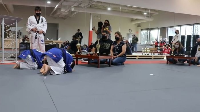 태권도 검은띠 수여식날 아이들에게 처음 ‘큰 절’ 받고 감격해 폭풍오열한 미국 부모님들 (영상)