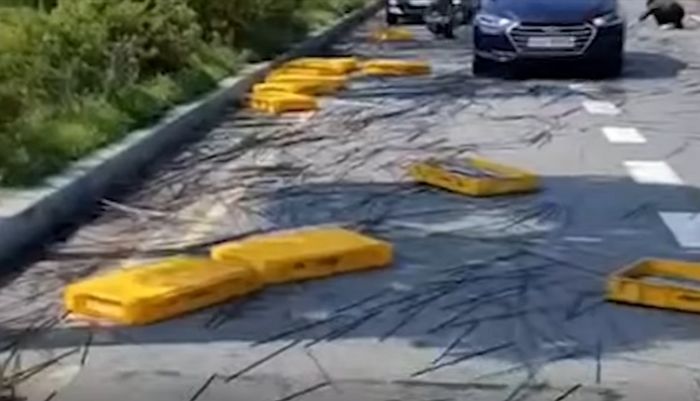 화물차서 쇠꼬챙이 5000개 굴러떨어지자 달려나가 도와준 운전자들 (영상)