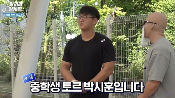 중학교 3학년인데 ‘스쿼트 230kg·벤치 200kg’ 드는 탈동양인 피지컬 (영상)