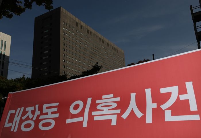 검찰, ‘대장동 의혹’ 재판서 9천만원어치 ‘돈다발’ 찍힌 23초짜리 영상 공개