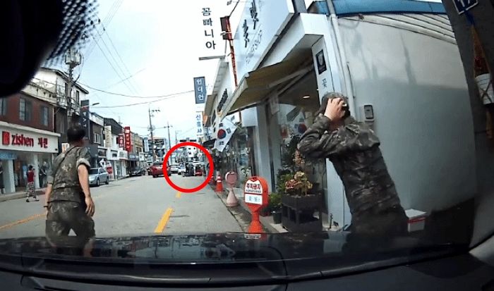 예비군훈련 중 할아버지 쓰러지는 모습 목격한 전직 장교가 ‘몸으로’ 보인 반응