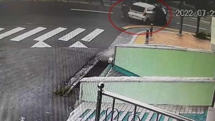 자전거 타던 7세 아이 ‘모닝’에 깔리자 번쩍 들어 구조한 10명의 시민들