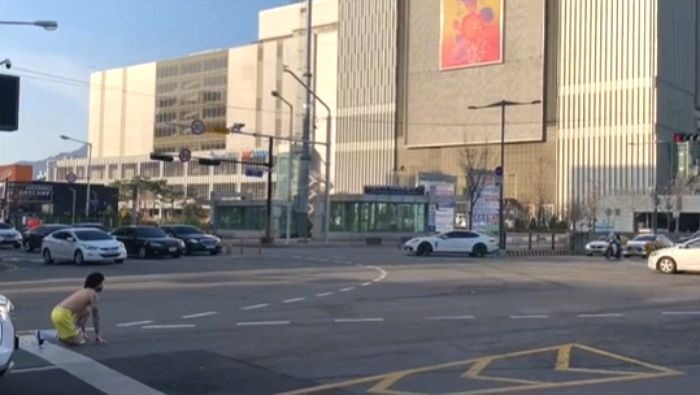 의정부역 앞 오거리에서 상의 탈의하고 100m 달리기 한 ‘노란바지 질주남’ (영상)