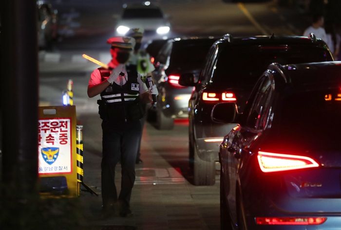 음주단속서 0.001% 차이로 면허정지된 20대 포르쉐男이 경찰에 한 요구