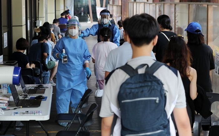 어제(23일) 코로나19 확진자 6만 5433명 발생...토요일 14주만에 최다