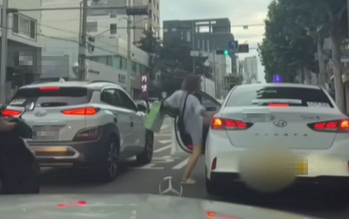 “서울서 ‘수원 택시’ 잡은 여성이 승차거부당하자 택시 기사를 폭행했습니다” (영상)