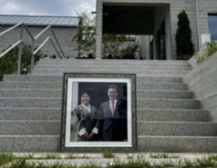 1년 6개월 동안 자수로 찍어 文 전 대통령에게 ‘자수 액자’ 선물한 열성팬