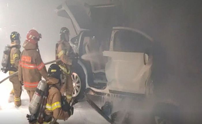 “테슬라 사고 나면 트렁크로 탈출해야”...전기 끊기면 차 문 안 열린다