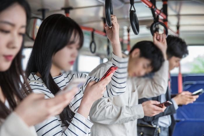 “아이들 서 있으면 출발 안해”...젊은 이들에게 자리 양보 부탁하고 ‘민원’받은 버스기사