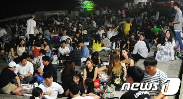 부산 수영구, 솔로들의 헌팅 성지 ‘광안리 수변공원’ 금주구역 지정 검토