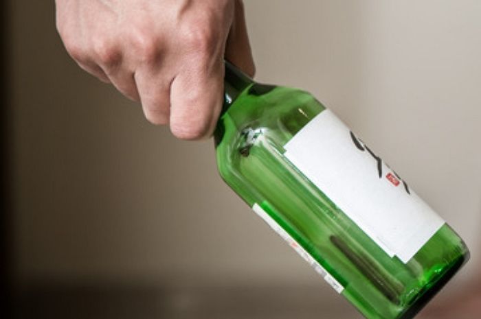 전 남친 폭행해 ‘유치장’ 갇혔다가 나오자마자 머리 ‘소주병’으로 내려친 여성