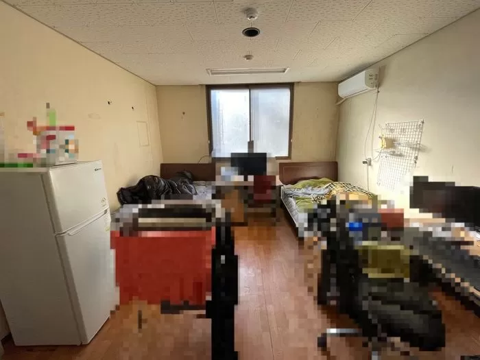 “25년 된 안내문·옷장엔 곰팡이”...軍 간부가 폭로한 숙소 실태