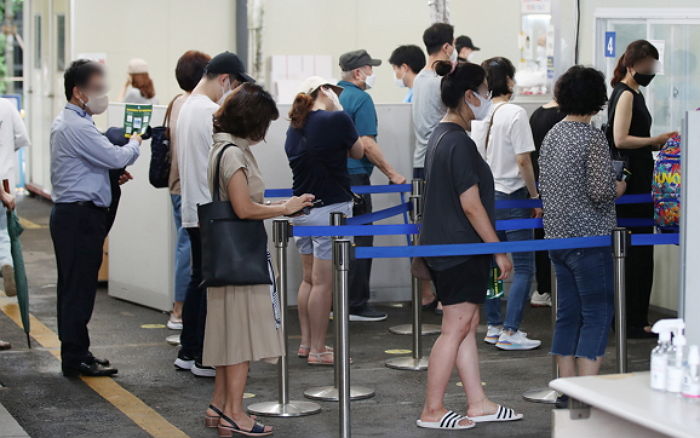 일요일 기준 약 40% 증가...어제(24일) 신규 확진자 3만 5883명