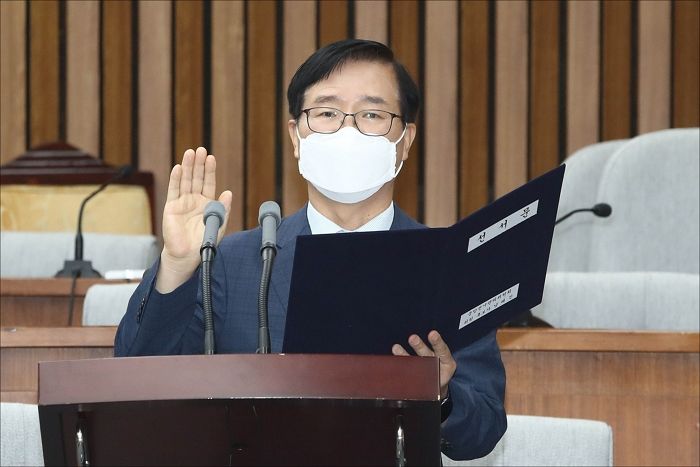선관위원 후보자가 공직 생활 물러난 뒤 전관예우 거부하고 ‘경비원’으로 일했던 이유