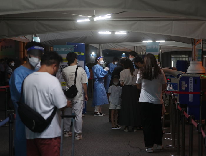 98일 만에 최다...어제(25일) 하루 코로나19 확진자 9만 9327명 발생