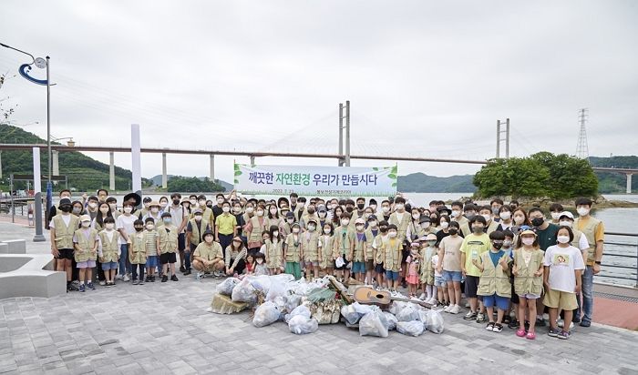 창원 귀산해변 ‘환경 정화 봉사활동’하는 볼보코리아 임직원 가족들