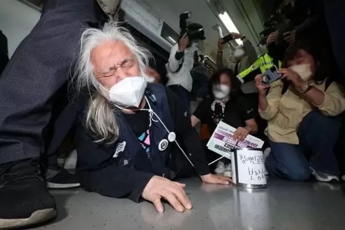 “우영우는 공감해주면서”...전장연, 지하철 시위하면 동참해달라고 호소