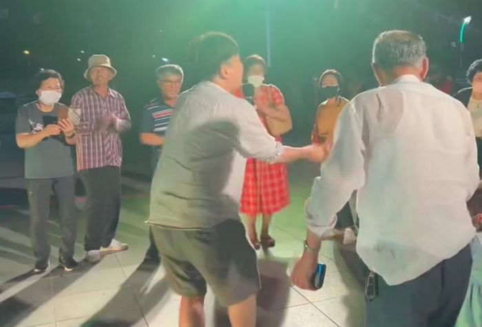 이준석 ‘무조건·네박자’ 버스킹 열창 보더니 생방송 도중 웃참 실패한 MBN 기자 (영상)