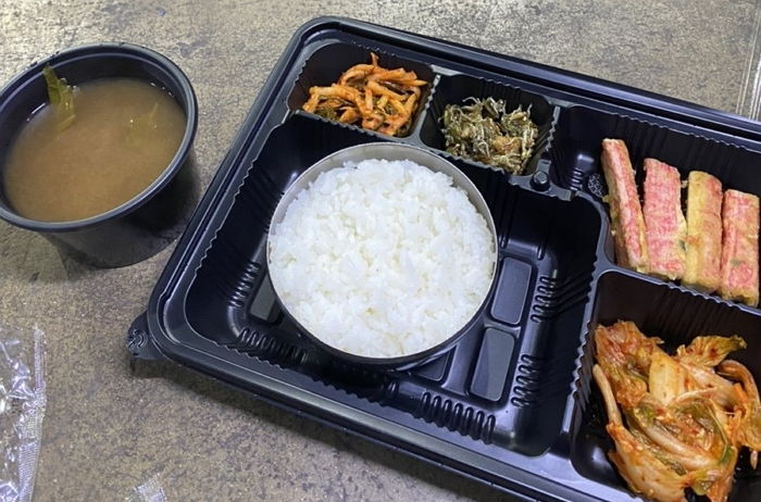 유명 택배회사가 ‘야간 상하차’ 알바생들에게 제공하는 도시락 수준