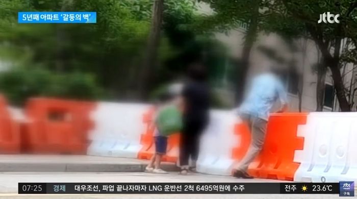 도로에 바리케이드 설치해 서로 못 넘어오게 막고 있는 충격의 아파트 단지 싸움 (영상)