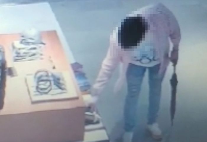 CCTV에 찍히는 줄도 모르고 용산 아이파크몰서 지갑 훔쳐 달아난 도둑