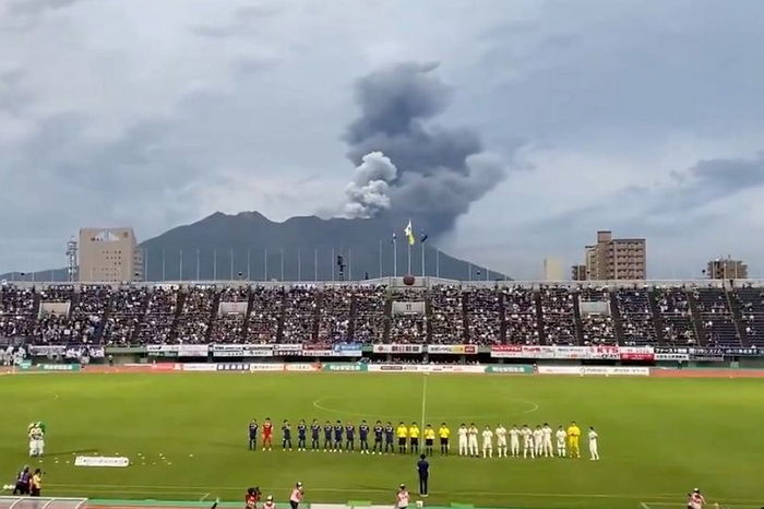 경계 레벨 ‘최고 단계’ 화산 폭발했는데도 경기 이어간 일본 축구팀 (영상)