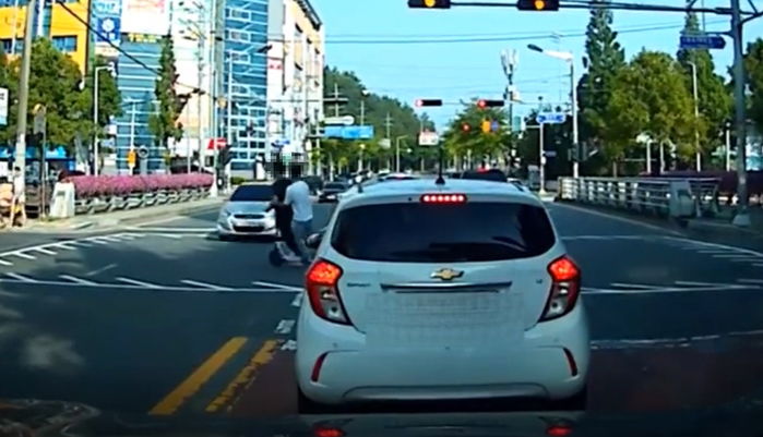 교차로 가로지르다 차와 ‘쾅’...공중서 두 바퀴 돈 어제자 전동 킥보드 대참사