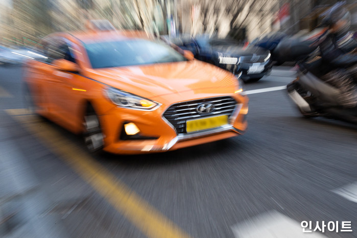 “남친이랑 헤어졌어요”...울면서 고민 털어놓은 20대 승객 성추행한 택시기사