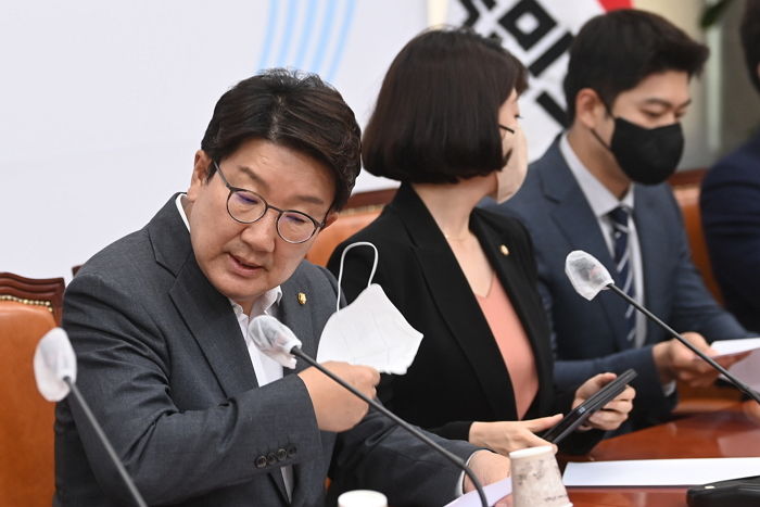 윤 대통령 ‘내부총질’ 문자 후폭풍...국힘 게시판에 ‘권성동 아웃’ 글 도배