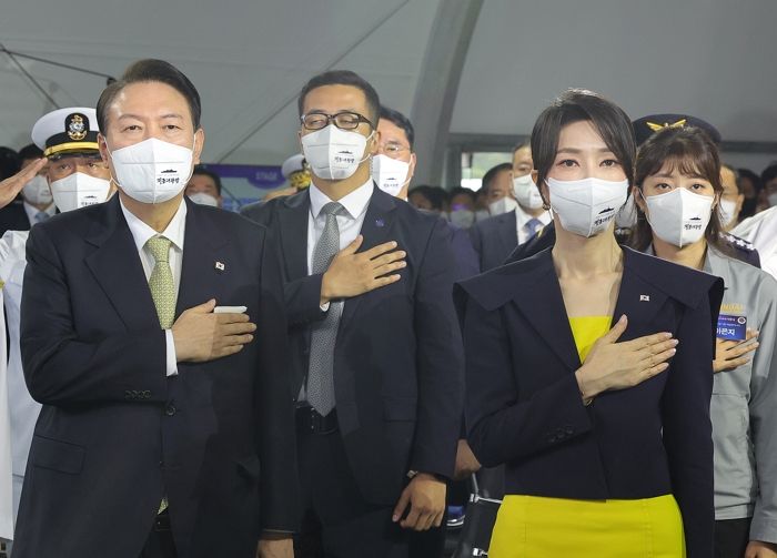 김건희 여사, 화사한 노란색 원피스 입고 한달 만에 공식 활동 재개