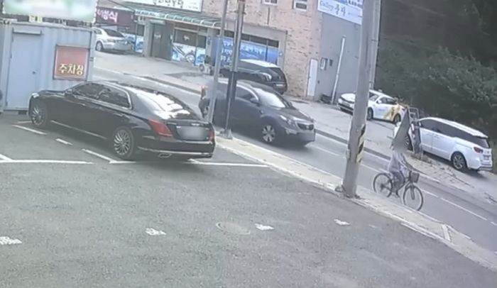 혼자 자전거 타다 넘어진 아주머니...“괜찮냐 물어봤는데 경찰에 절 신고했습니다” (영상)