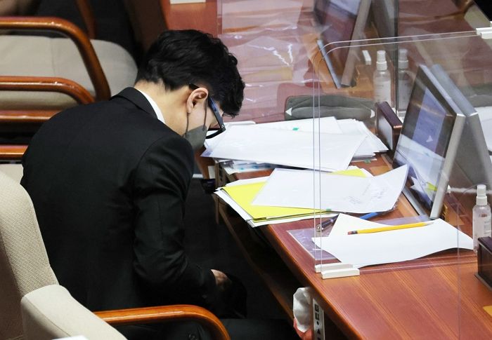 ‘폰 찍힐라’...국회서 고개 푹 숙인 채 책상 밑으로 휴대전화 확인하는 한동훈 법무부 장관