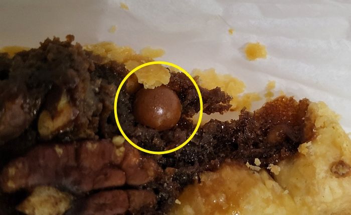 “백화점서 사먹은 7천원짜리 파이 먹다 ‘쇠구슬’ 씹어 이빨 부러질뻔 했습니다”