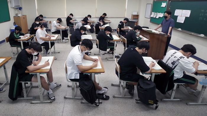 ‘스톱워치’ 사용했다가 기말고사 영어 성적 ‘100점→0점’ 처리된 중3 학생