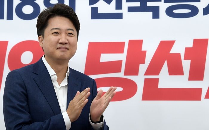 尹 ‘내부 총질’ 문자 공개 이후 오히려 인기 역주행 중인 이준석 상황