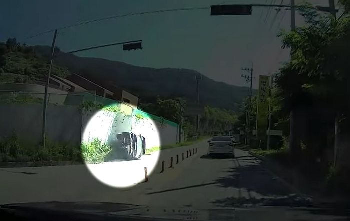 90도로 쓰러진 SUV 번쩍 들어 일가족 구해낸 시민들 (영상)