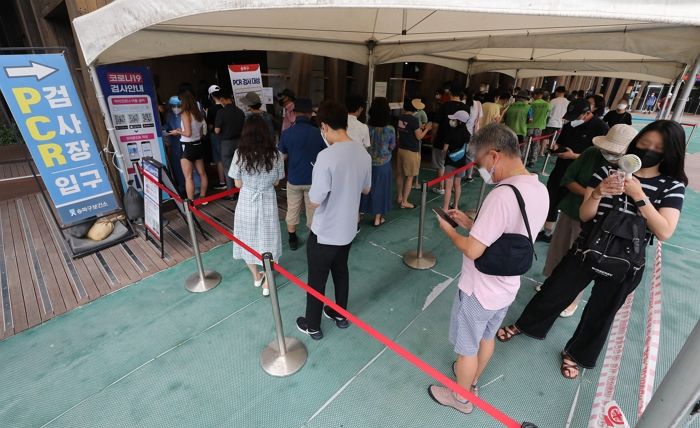 어제(30일) 국내 코로나19 신규 확진자 7만 3589명...전주의 1.12배